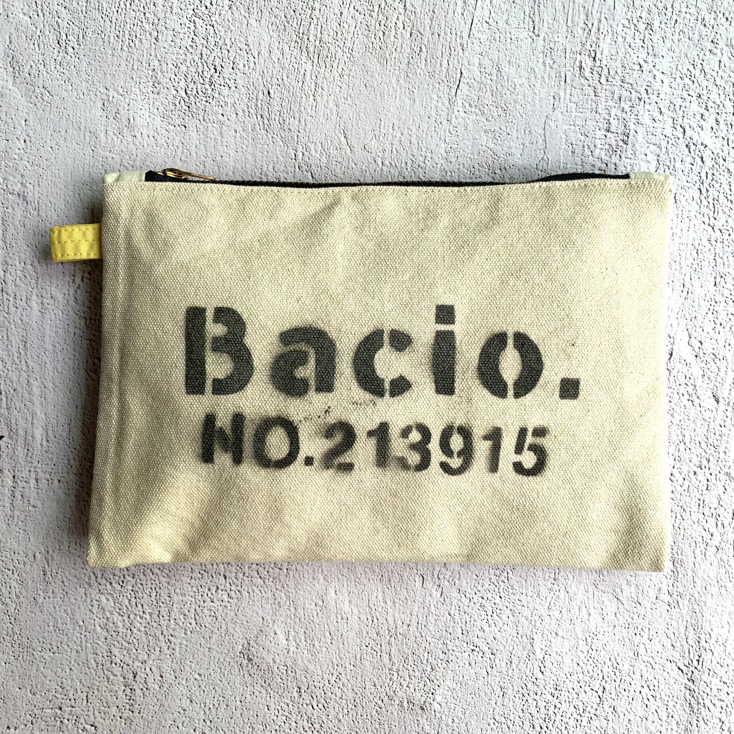 キャンバス地をリメイクしてハンドメイドで製作したbacio.のポーチ